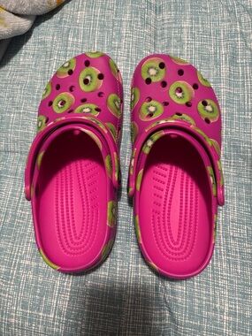 CROCS Women’s Hot Pink Kiwi Pattern Clogs